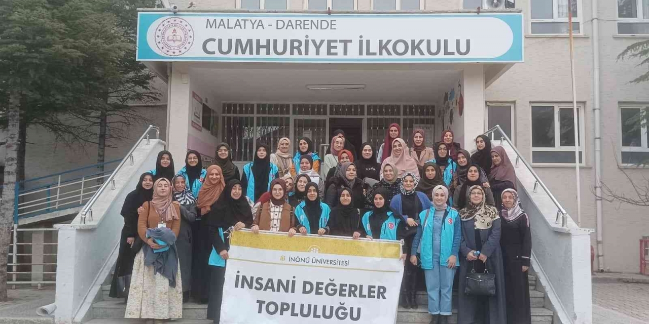 Üniversite Öğrencileri, Minikler İçin Atkı Ve Bere Ördü