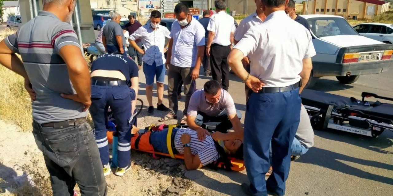 Motosiklet İle Otomobil Çarpıştı: 1 Yaralı