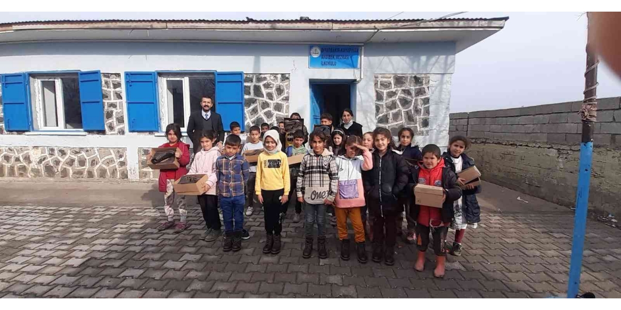 Kayapınar Belediyesi 2 Bin Çocuğa Bot Hediye Etti
