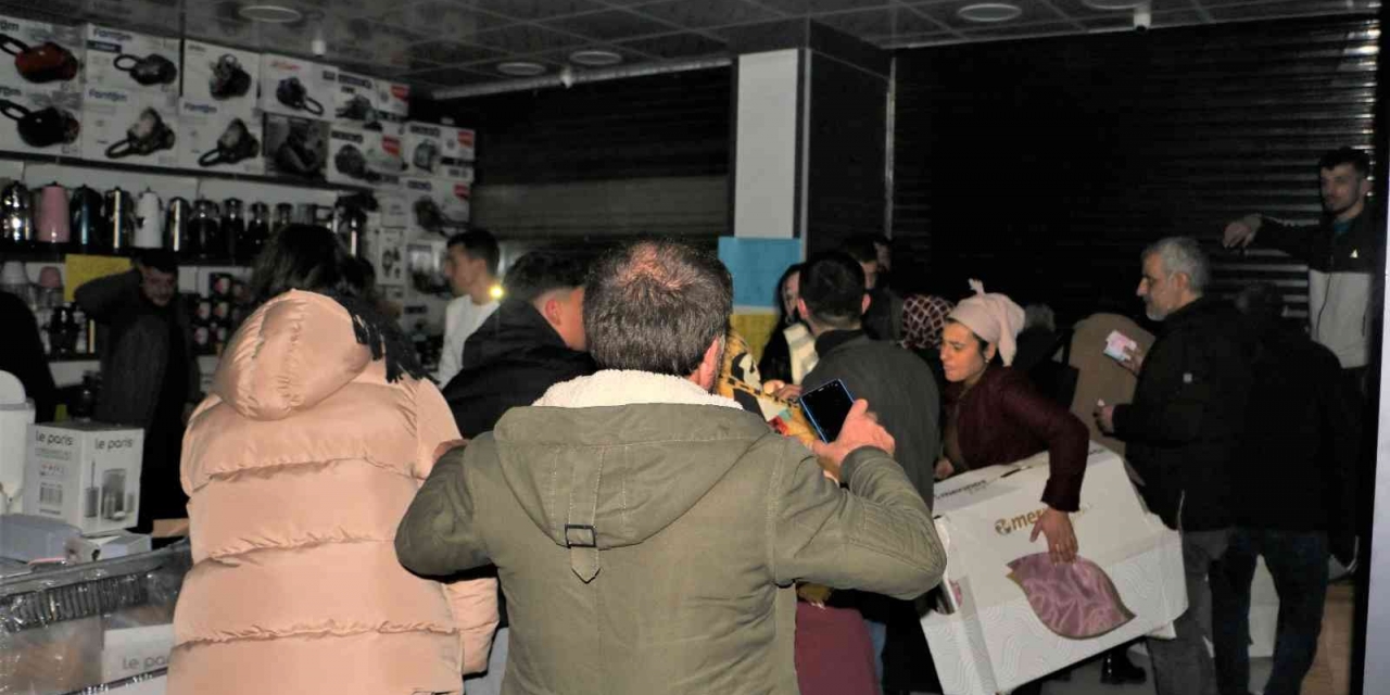 Yoğunluk Olmasın Diye Gece Kampanya Başlattı, Hayatının Şokunu Yaşadı
