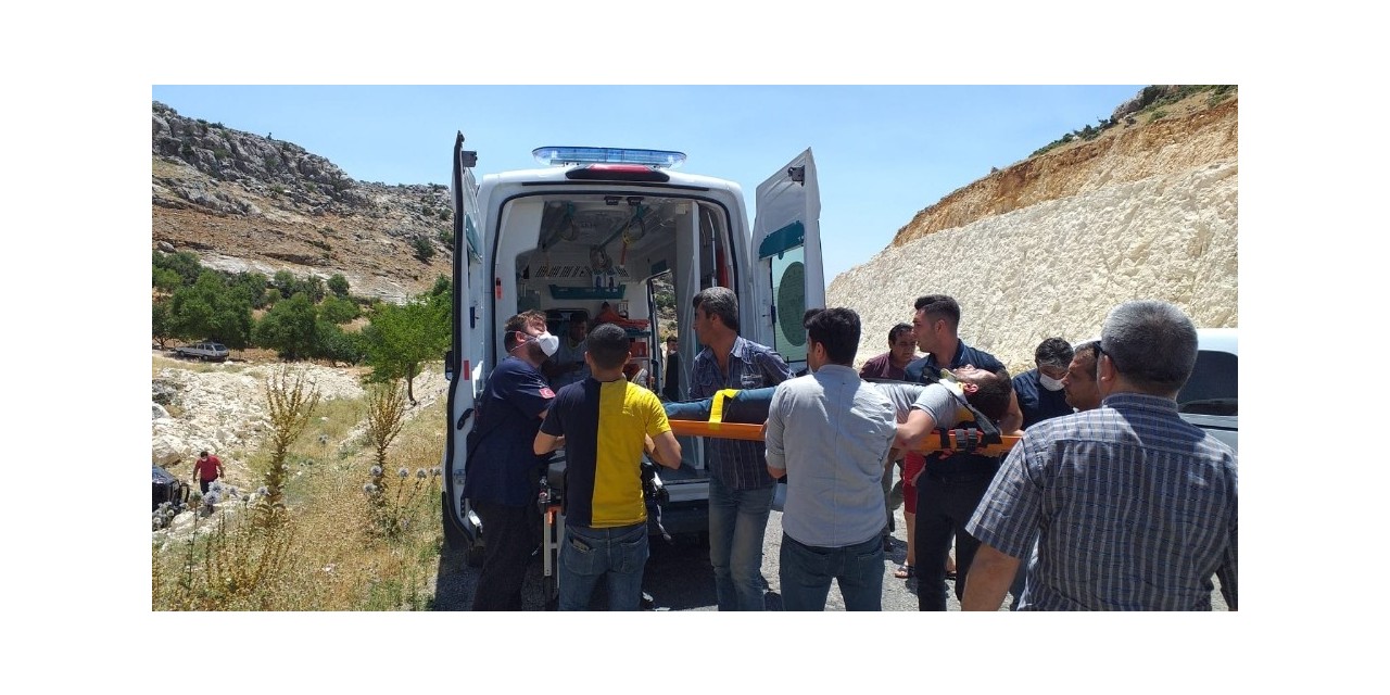 Kamyonet Şarampole Yuvarlandı: 2 Yaralı