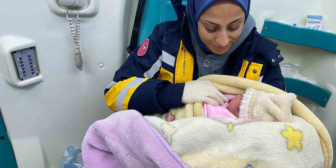 Doğum Sancıları Tutan Kadının Yardımına Umke Ekipleri Yetişti