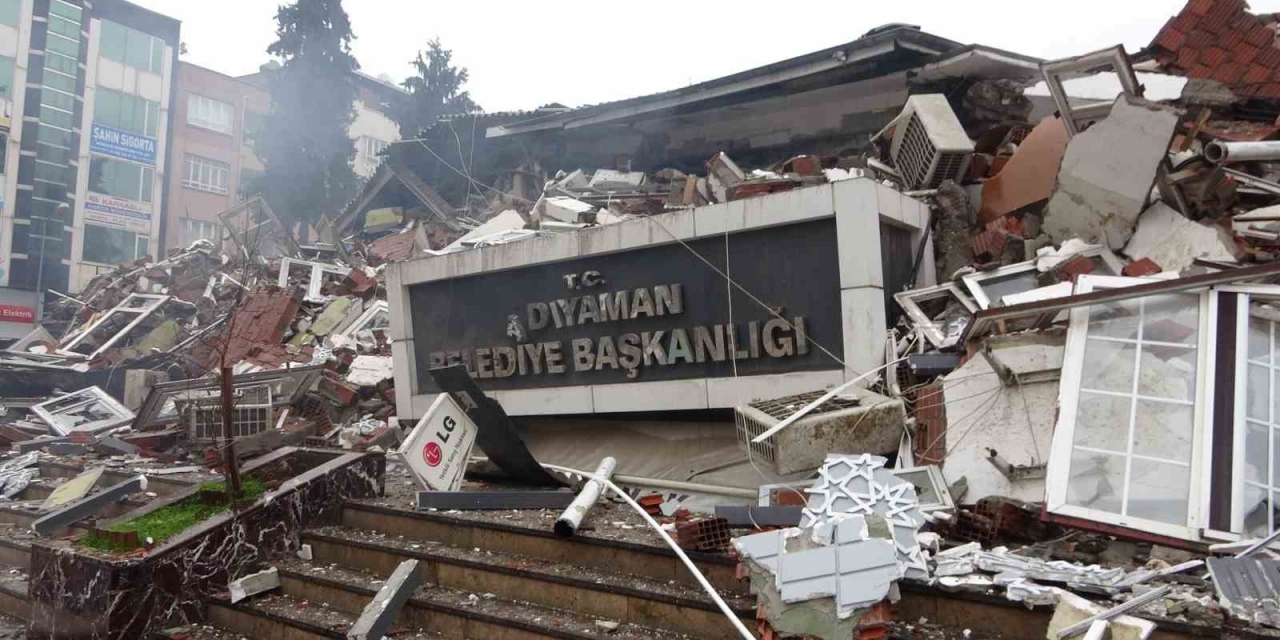 Deprem Belediye Binasını Ve Camileri Yıktı