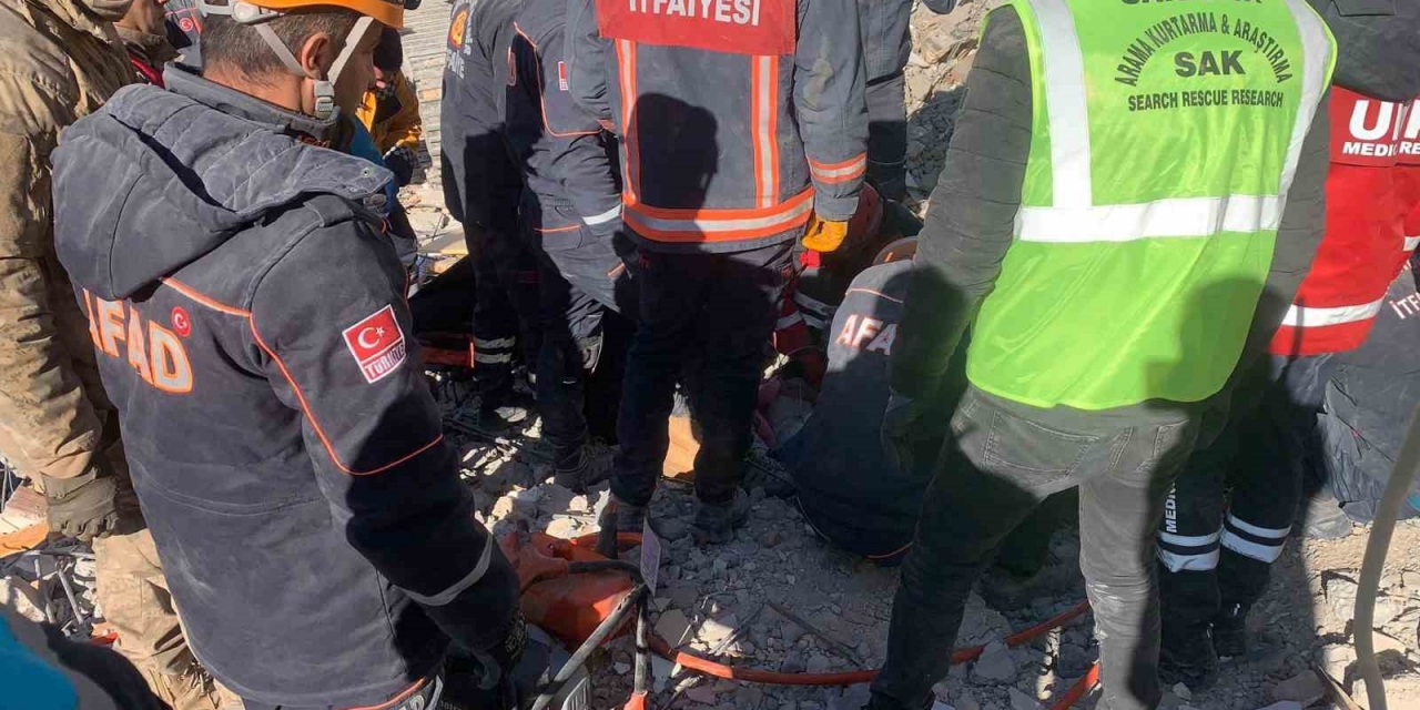 Şanlıurfa’da Baba Ve Oğlu 56 Saat Sonra Enkazdan Sağ Çıkarıldı