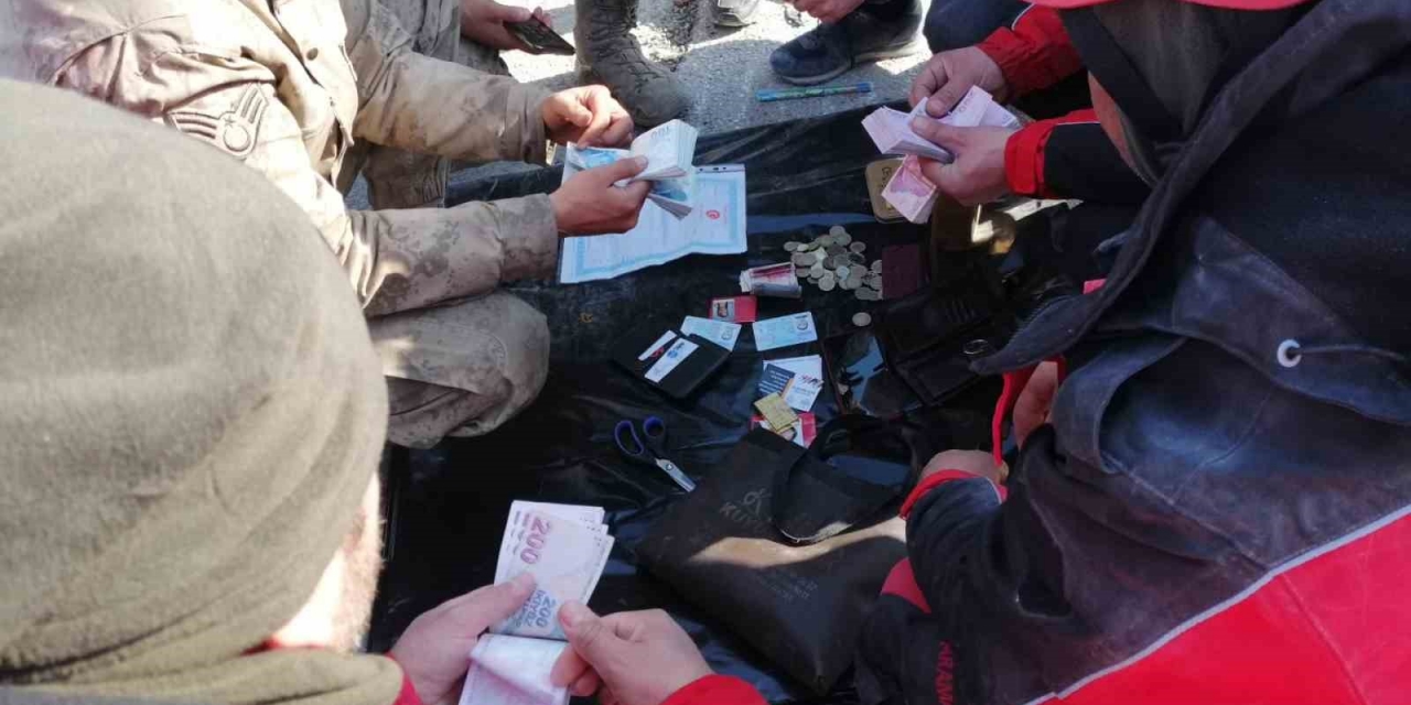 Şahkut Ekibi Depremzedenin 46 Bin Tl’sini Teslim Etti