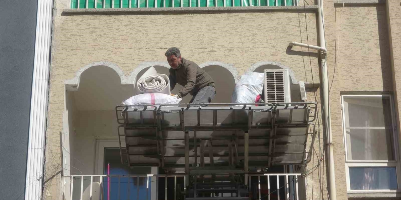 Canlarını Kurtaran Vatandaşlar Şimdi Eşyalarını Kurtarmanın Derdinde