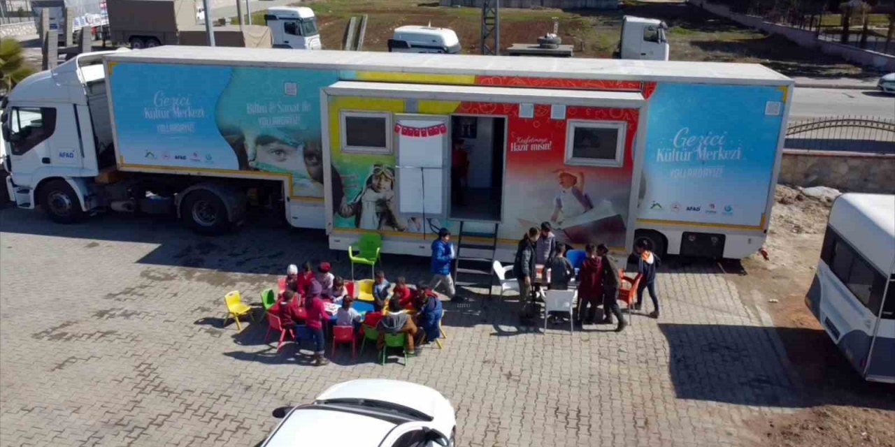 Depremzede Çocuklar Bu Tırda Buluşuyor, Hem Eğleniyor Hem De Öğreniyor