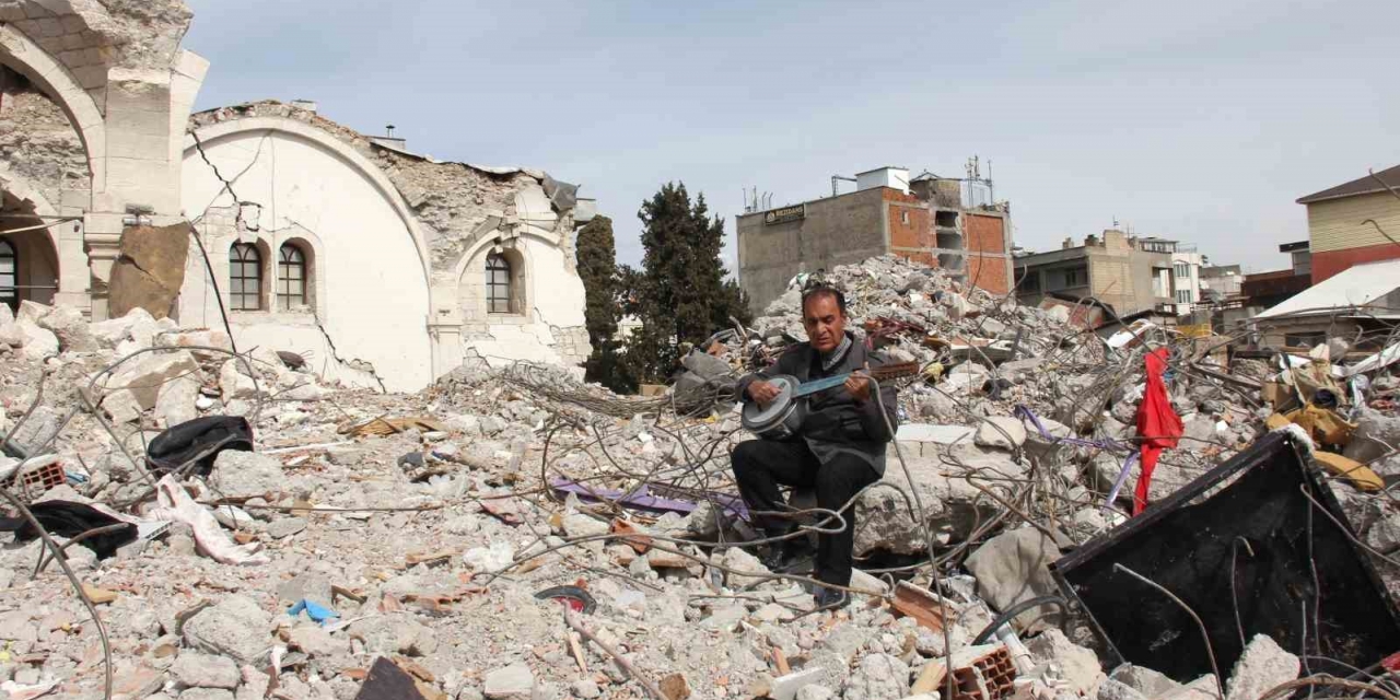 Ünlü Bestekar Enkazda Eserlerini Arıyor