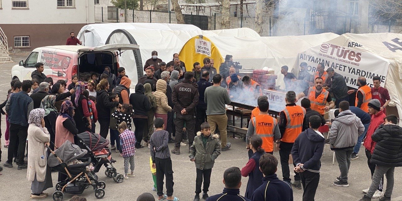 Adıyaman’da Depremzedelere Kebap Dağıtıldı