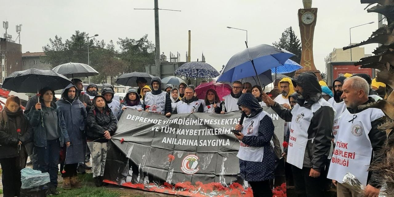 Sağlıkçılardan Depremin Sembolü Saat Kulesine Karanfil