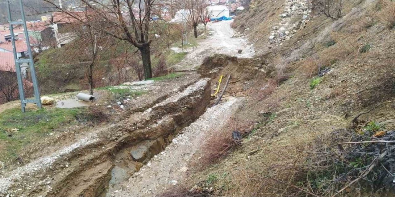 Adıyaman’da Heyelan 1 İş Makinesi Ve Otomobili Yuttu
