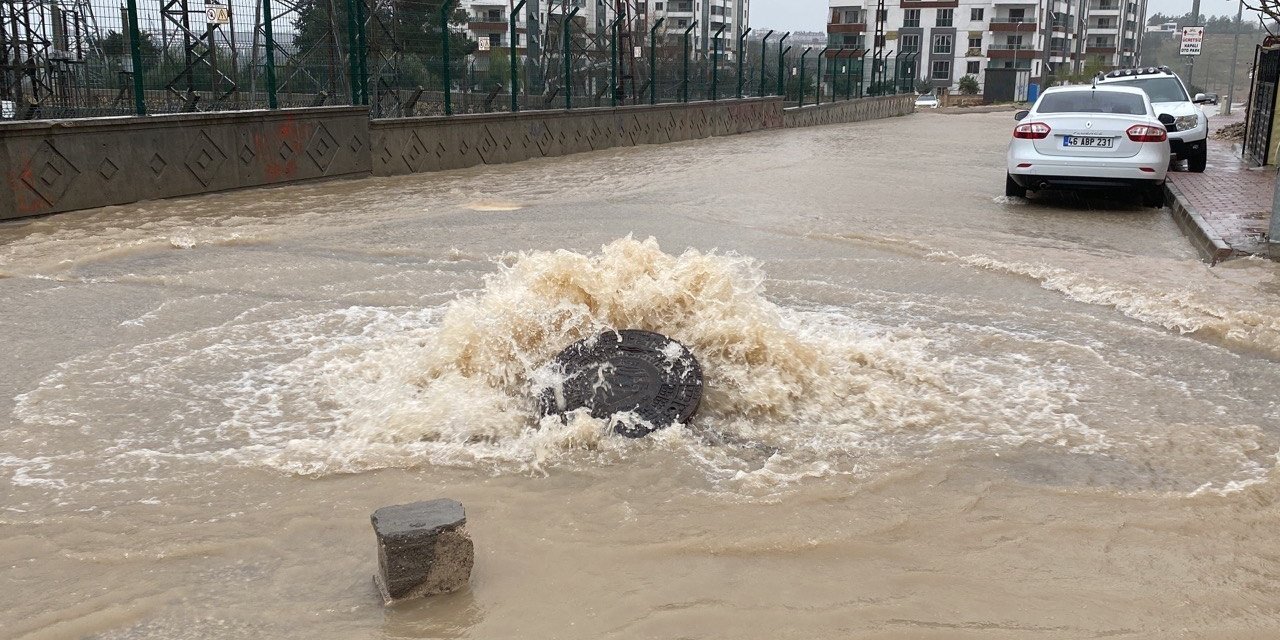 Adıyaman’da Sel Suları Cadde Ve Sokakları Göle Çevirdi