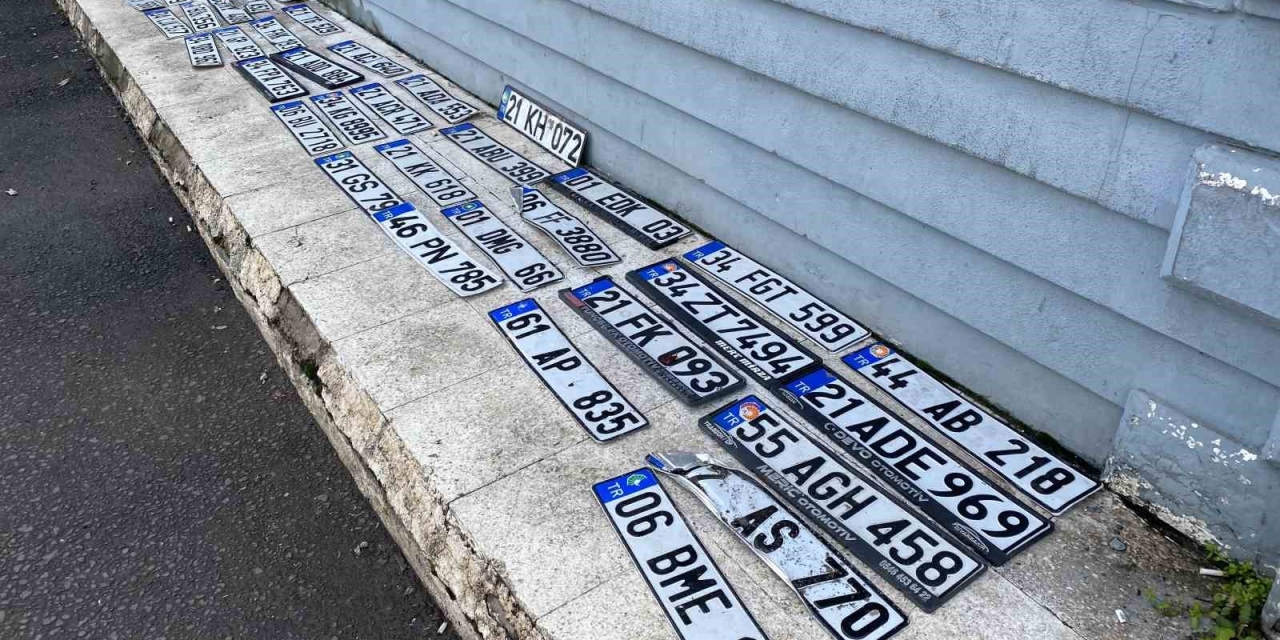 Diyarbakır’da Sele Kapılan Plakalar Sahiplerini Bekliyor