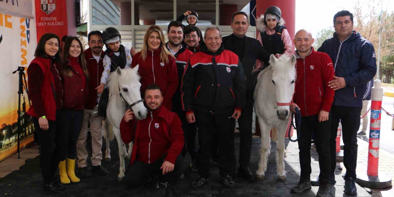 Yaraları Sarmak İçin 4 Nala Koştular