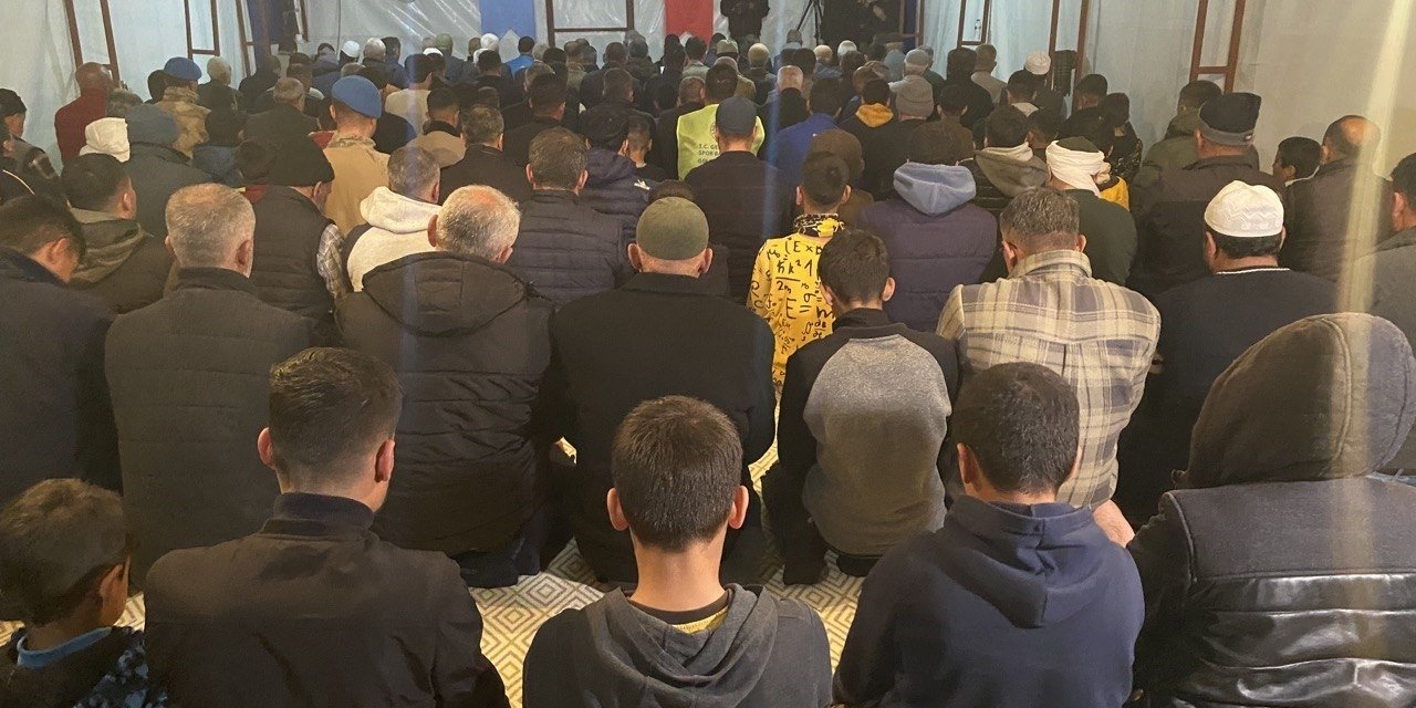 Adıyaman’da İlk Teravih Namazı Çadırda Kılındı