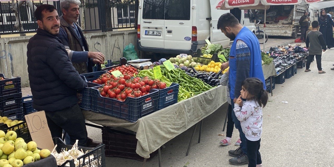 Depremzedeler Semt Pazarlarında Alışveriş Yapmaya Başladı