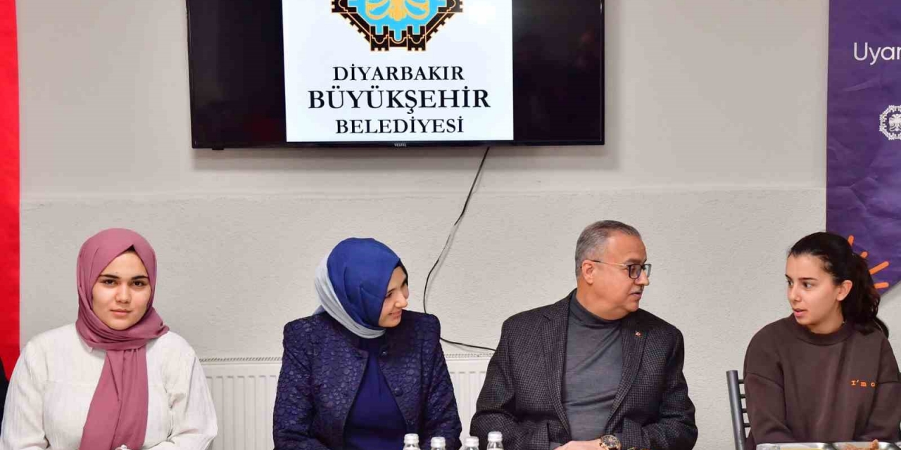 Diyarbakır Valisi Konukevi Kız Yurdu Öğrencileriyle İftar Açtı