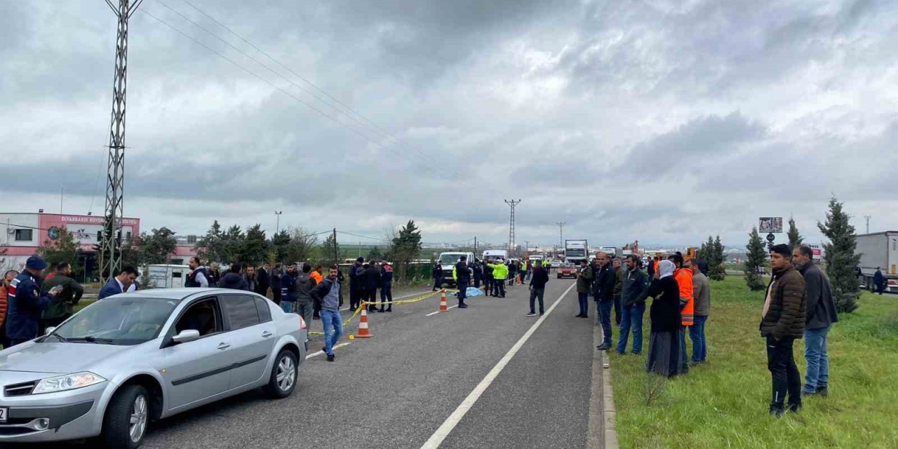 Diyarbakır Elazığ Karayolu 16. Kilometresinde Yolda Çalışma Yapan Karayolları Personeli Seyir Halindeki Ticari Bir Aracın Çarpması Sonucu Meydana Gelen Trafik Kazasında 3 Karayolu Personeli Hayatını Kaybederken, 1 Personel İ