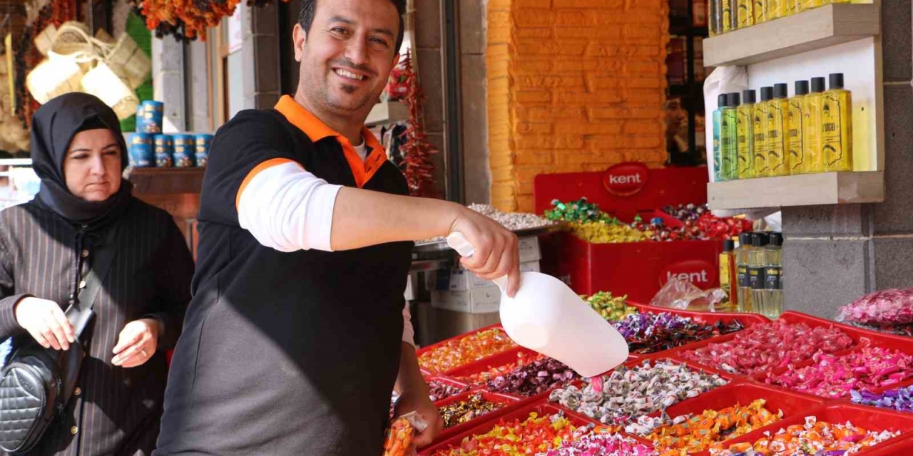 Her Sene Müzikli Geçen Bayram Telaşı, Bu Sene Deprem Bölgesinde Sessiz Geçiyor
