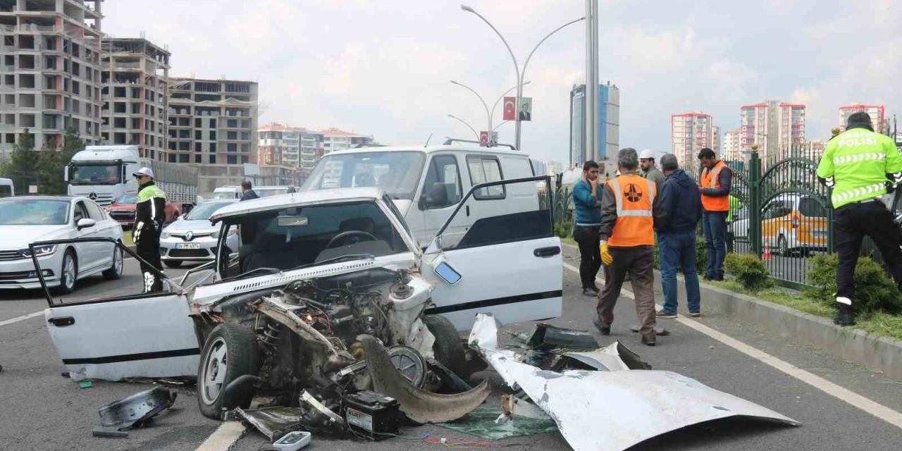 Makas Attı, Trafiği Birbirine Kattı: 2 Yaralı