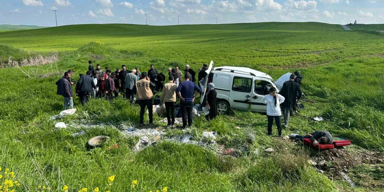 Diyarbakır’da Otomobil Tarlaya Uçtu: 3’ü Ağır 4 Yaralı