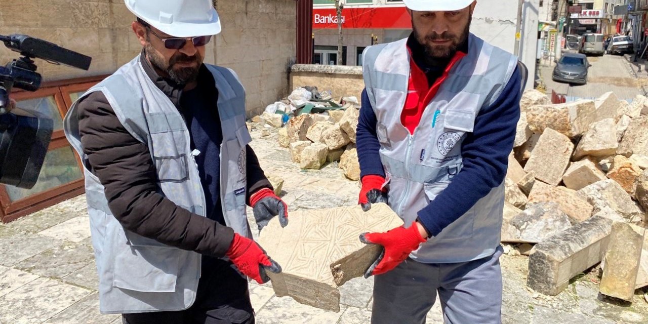 Depremde Hasar Gören Tarihi Yapıların Kitabeleri Molozlardan Ayrıştırılarak Belgeleniyor