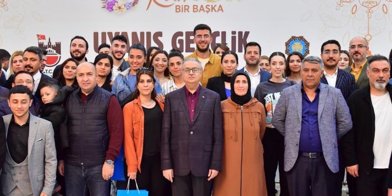 Vali Ali İhsan Su, Gençlerle İftar Yaptı
