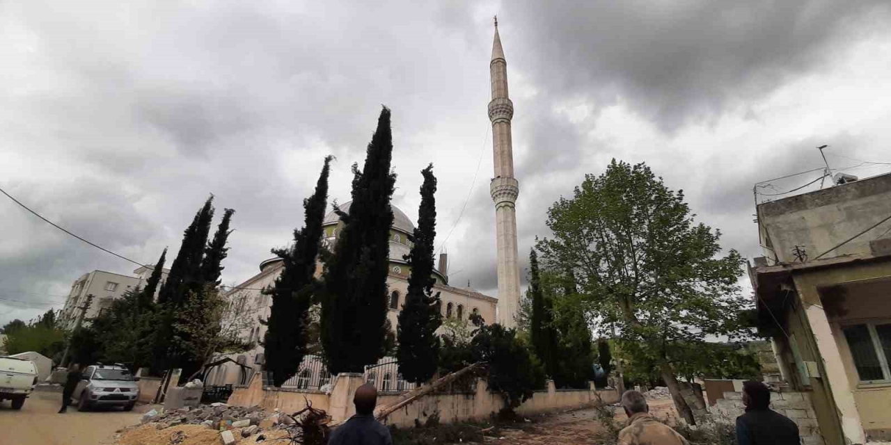 Depremde Hasar Gören Minare İçin Yıkım Tepkisi