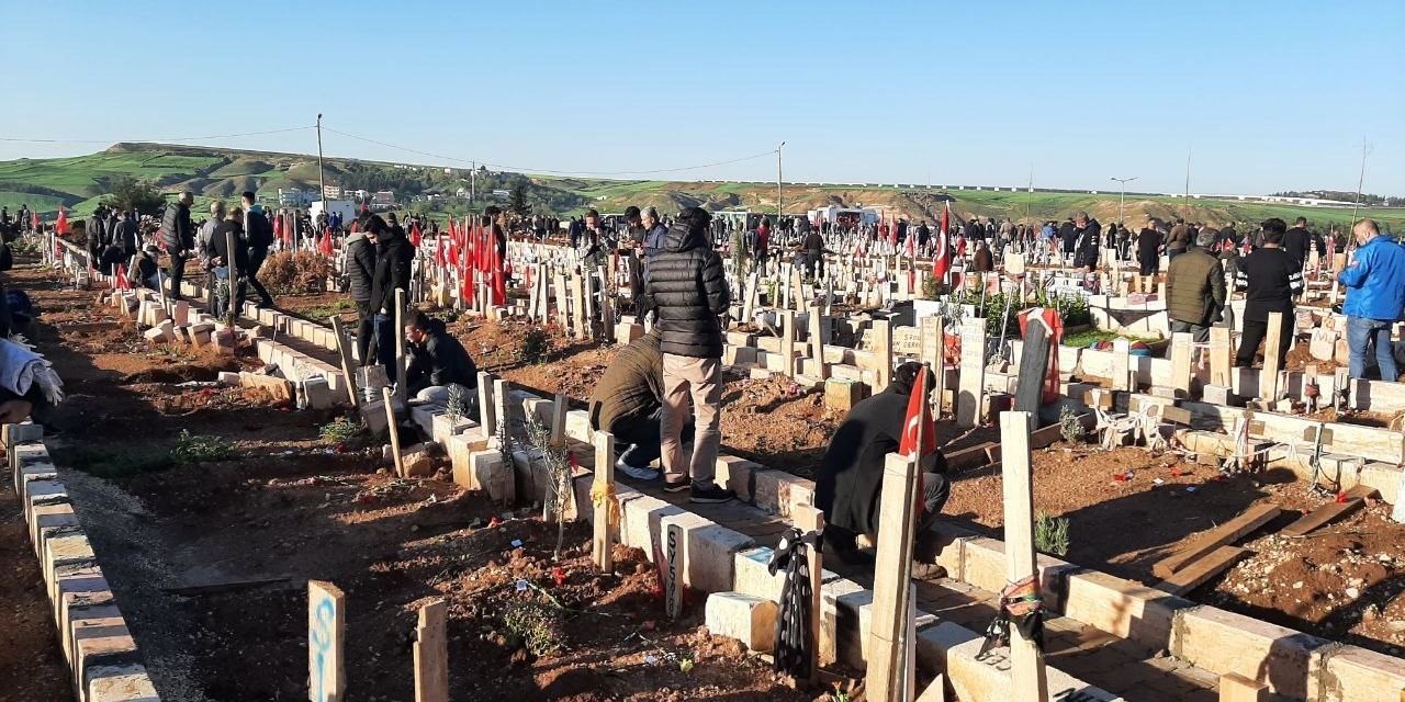 Bayram Sabahı Mezarlıklara Akın Edildi