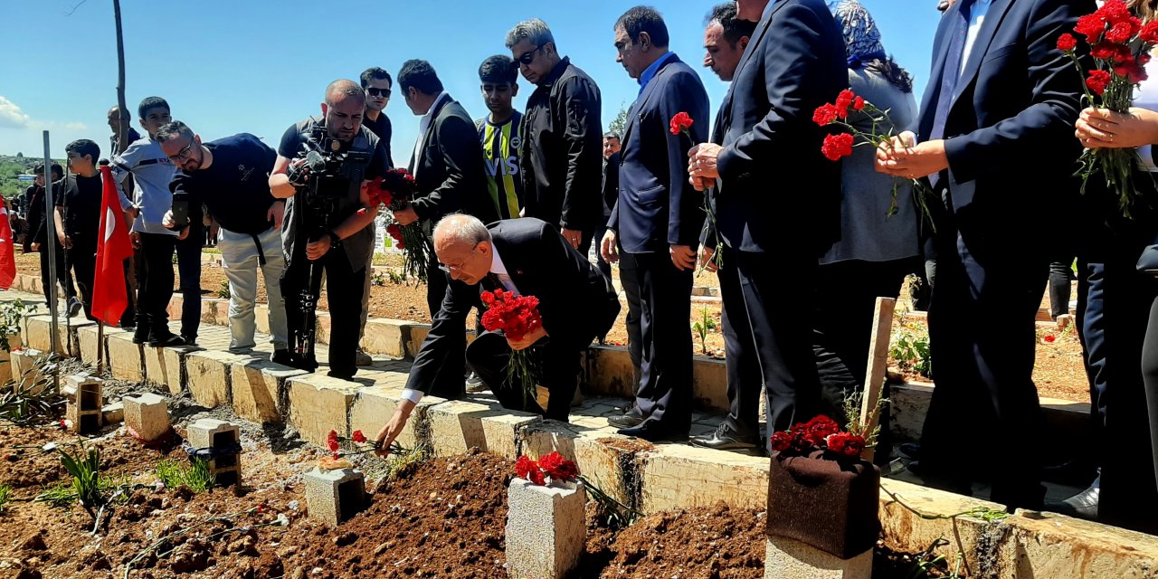 Kılıçdaroğlu, Depremzedelerin Mezarına Karanfil Bıraktı