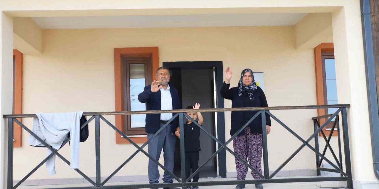 Depremzedeler Yeni Yuvalarında Buruk Sevinç Yaşıyor