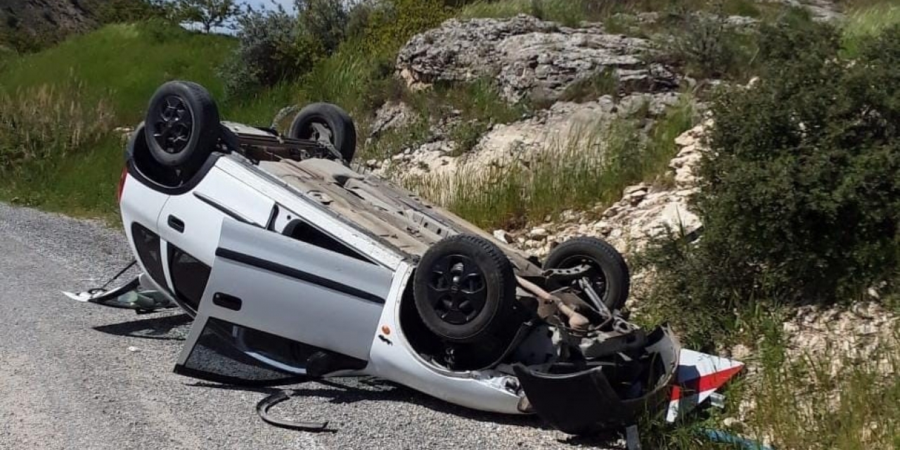 Kayaya Çarpan Otomobil Devrilip Ters Döndü: 1 Yaralı