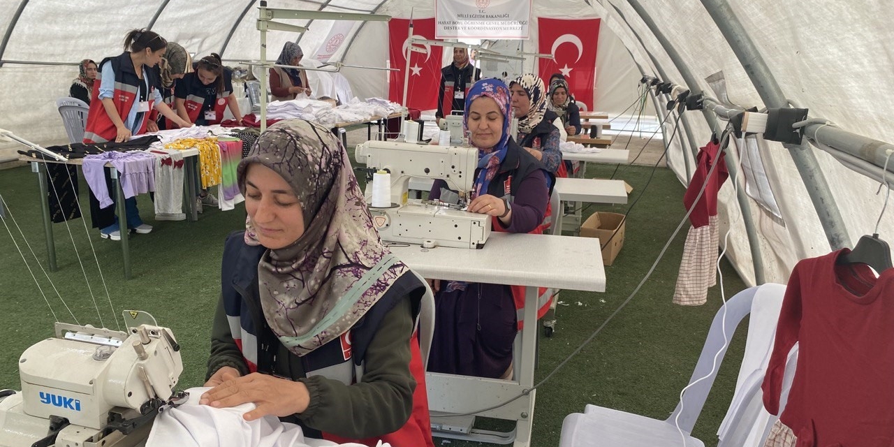 Depremzedeler İçin Çadırlarda Üretim Yapıyorlar