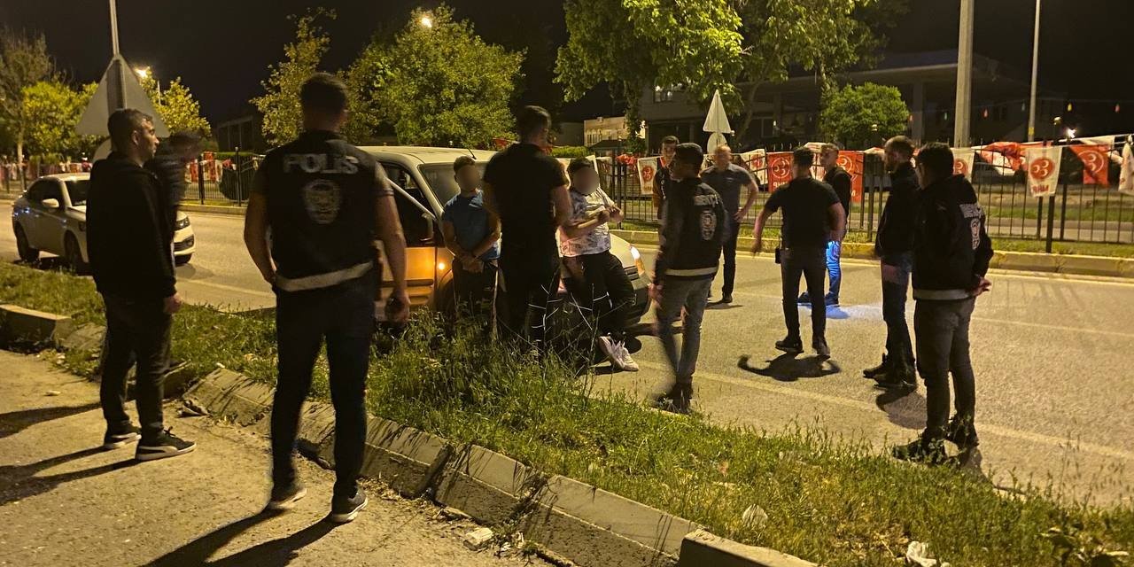 Siyasi Partilerin Bayraklarını Söken İki Şahıs Yakalandı