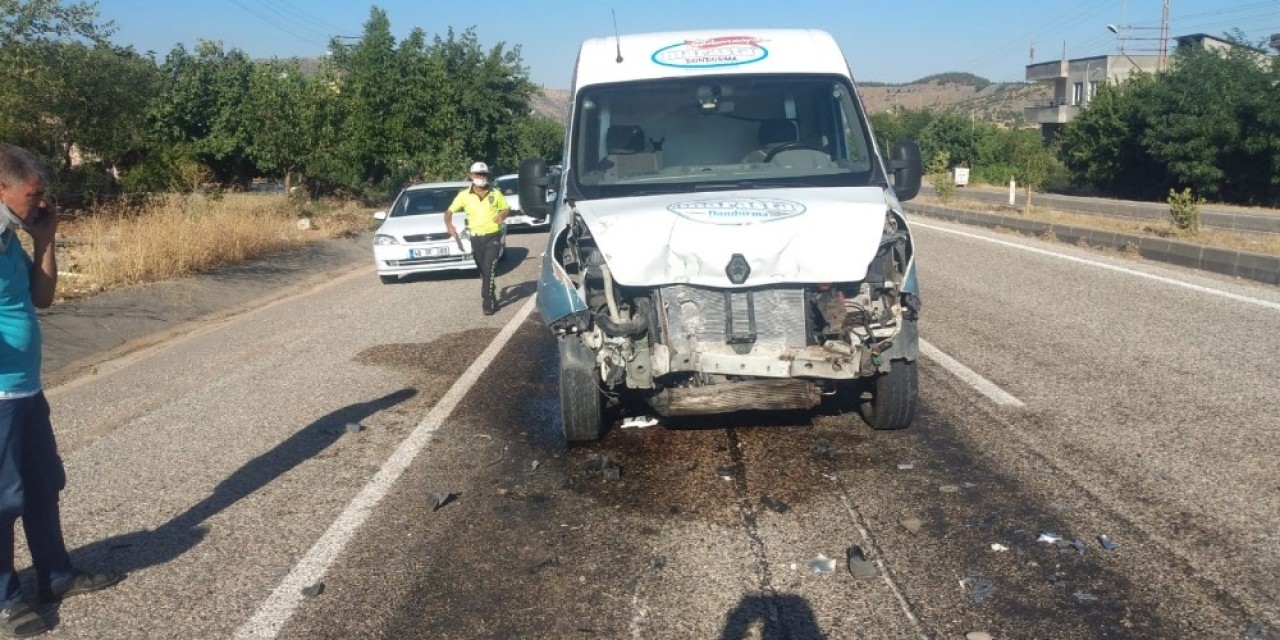 Traktöre Çarpan Minibüs Sürücüsü Yaralandı