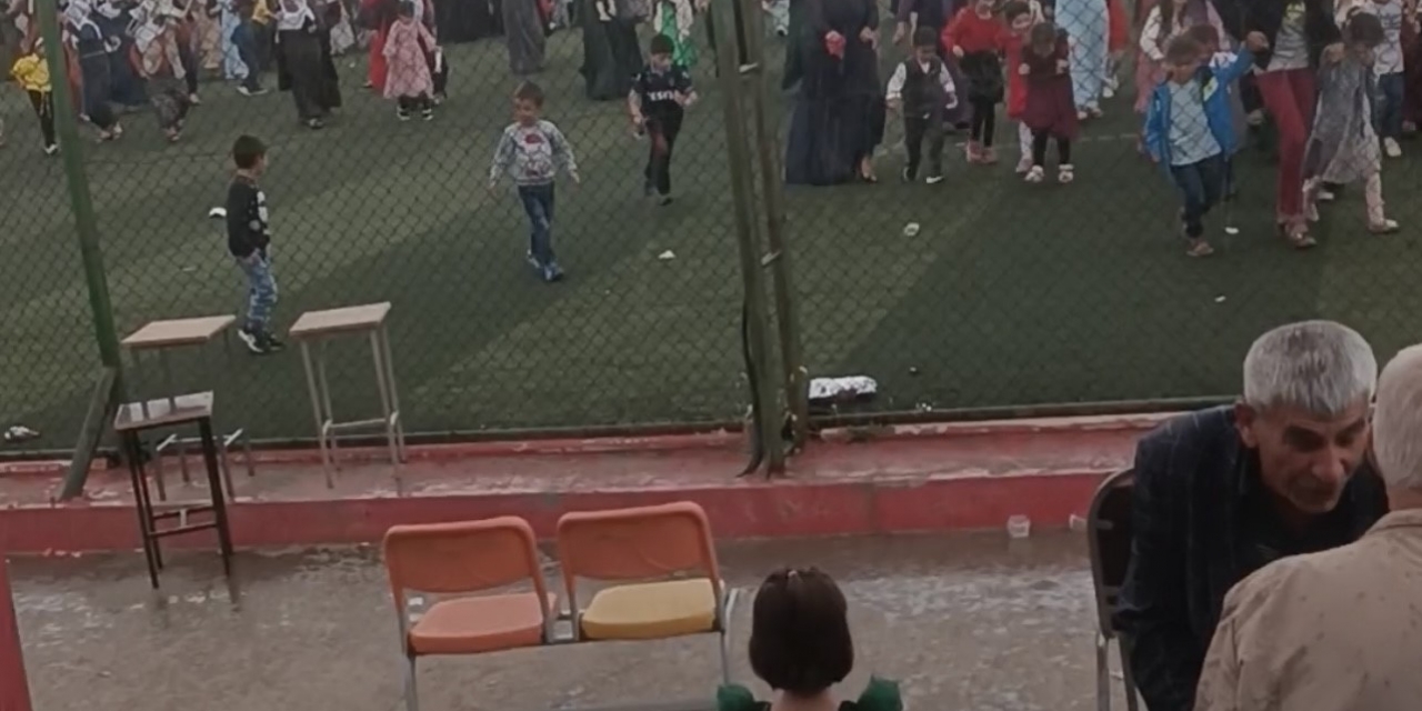 Diyarbakır’da Yağış Bastırdı, Davetliler Gelin Ve Damadı Bırakıp Sahayı Terk Etti