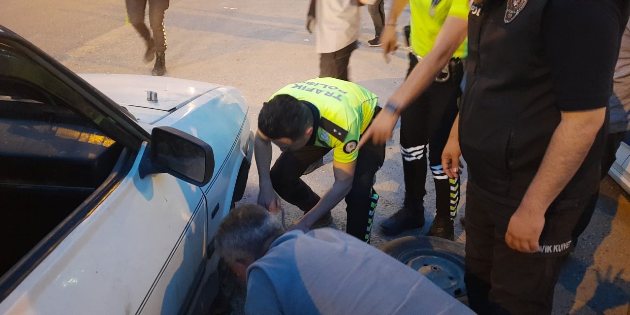 Polisler Önce Durdurdu, Sonra Patlayan Lastiği Değişti