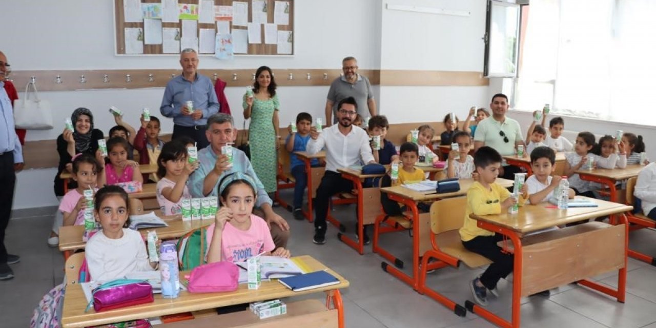 Depremzede Öğrencilere Süt Dağıtıldı