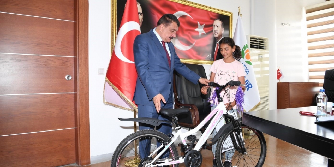 Cumhurbaşkanı Erdoğan’ın Söz Verdiği Hediyeleri Ulaştırdı