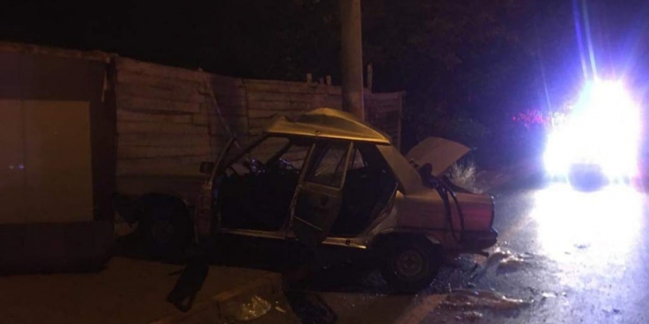 Kontrolden Çıkan Otomobil Aydınlatma Direğine Çarptı: 2 Yaralı