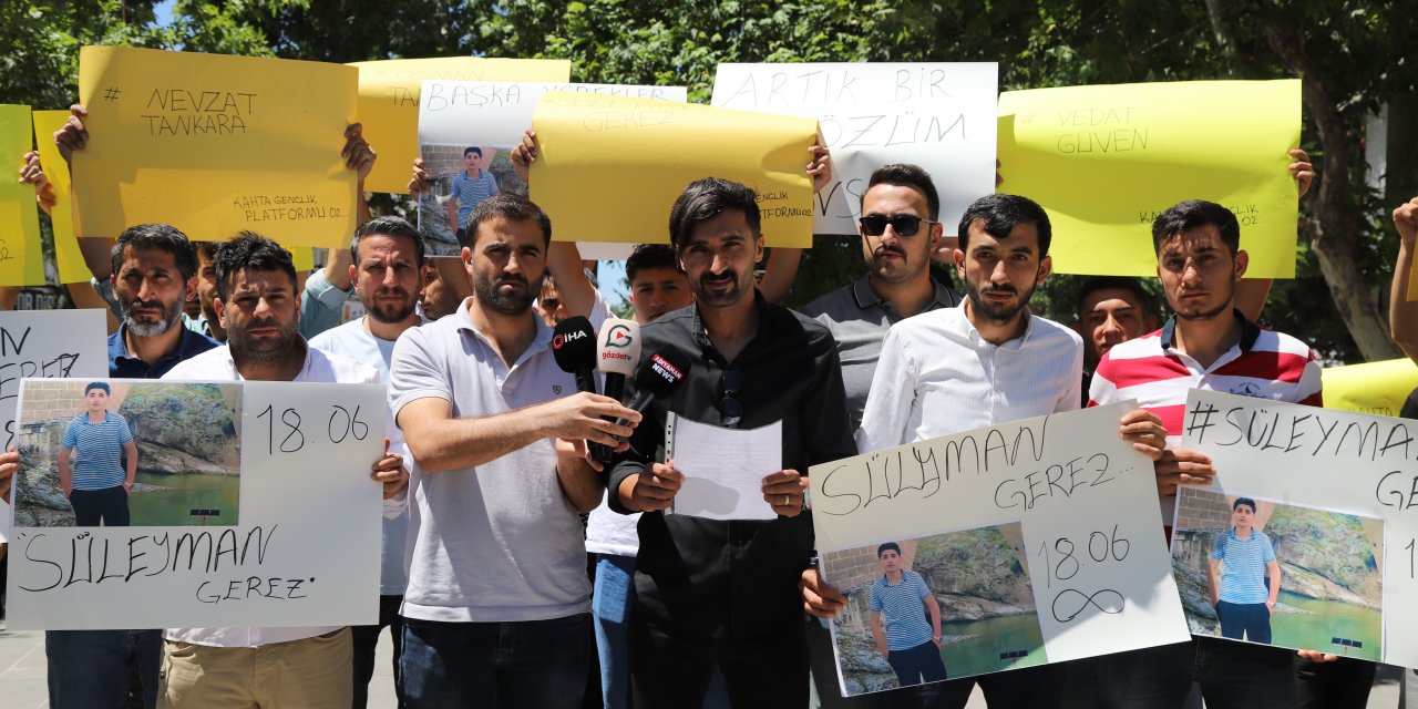 Kahta’da boğulanlar için karanfil bırakıldı