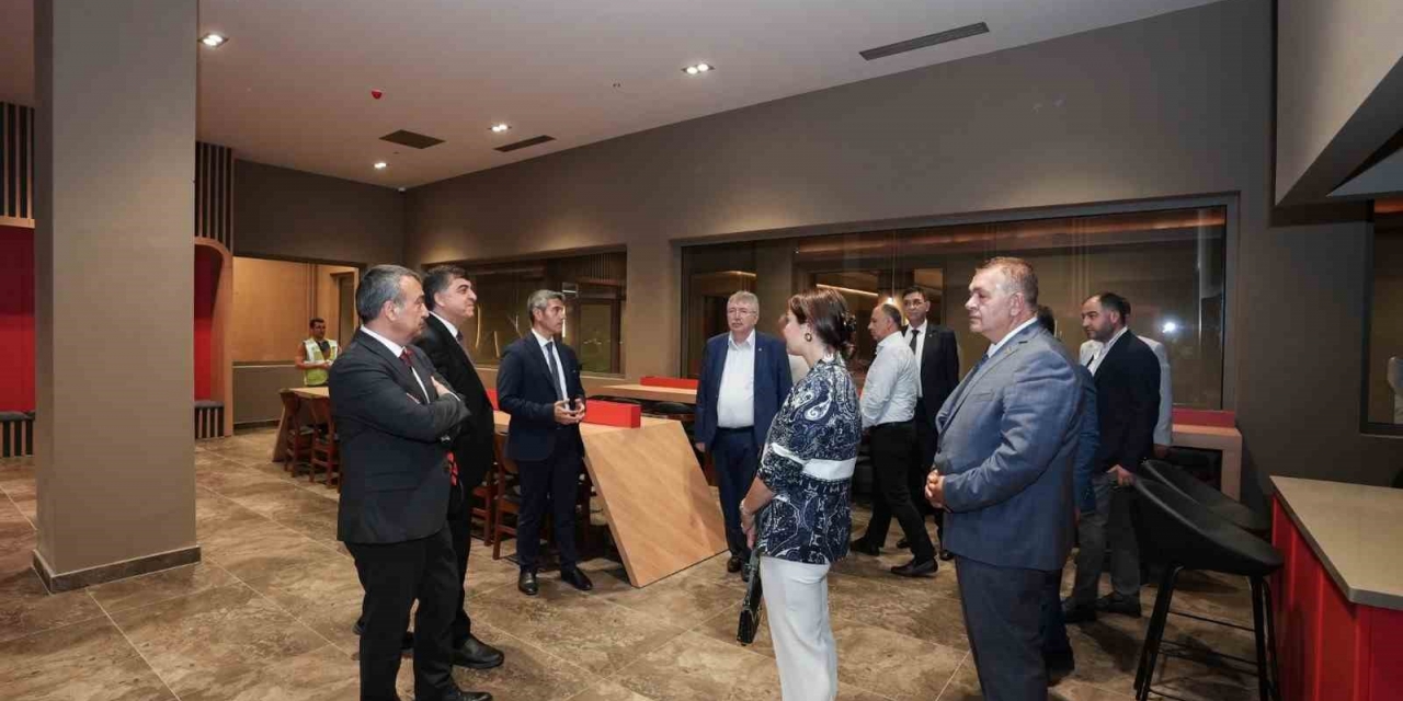 D.t. Şehitkamil Sahnesi’ne Övgü Dolu Sözler