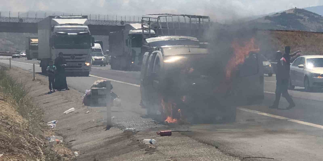 Otobanda Alev Alan Kamyonetten Son Anda Kurtuldular