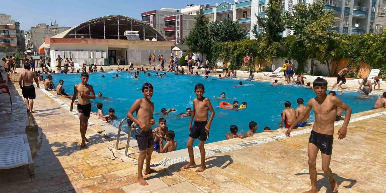 Şanlıurfa’da Sıcak Hava Bunaltı Vatandaşlar Havuzlara Koştu