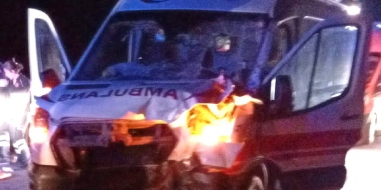 Ambulans Traktörle Çarpıştı: 4 Yaralı