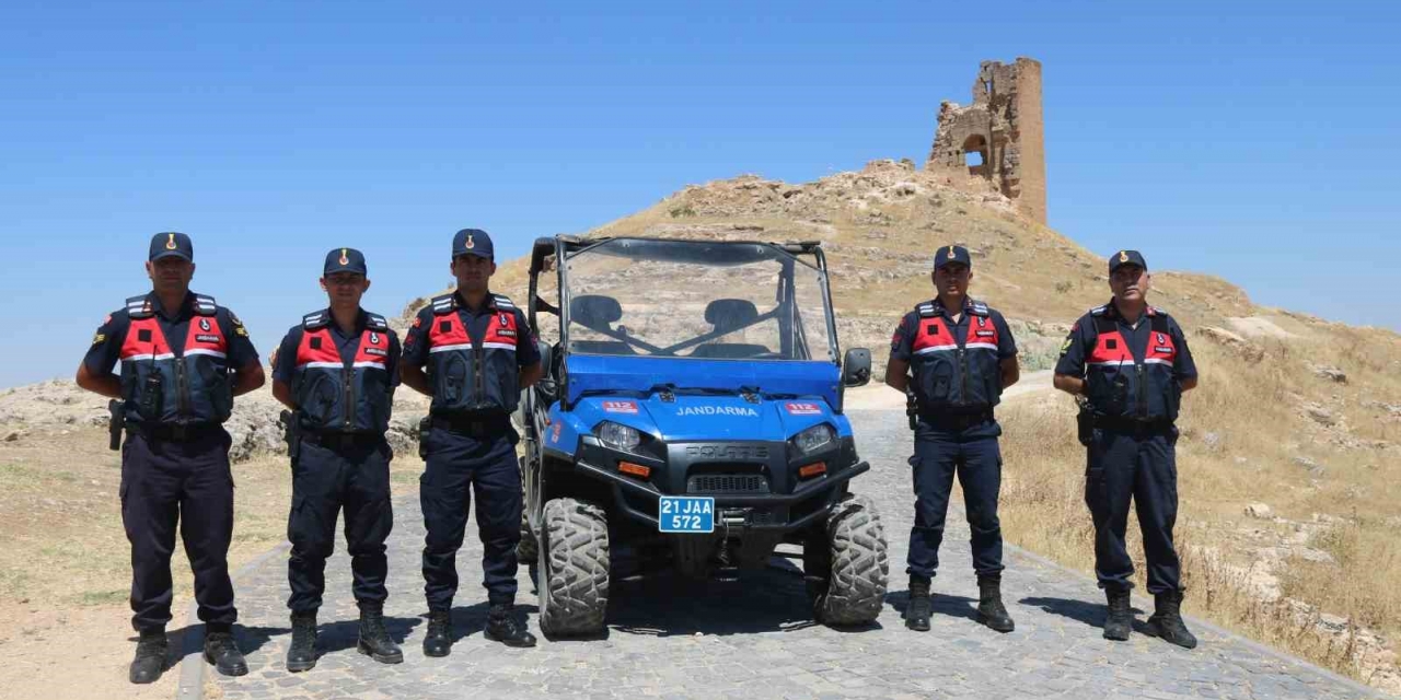Jandarma, 3 Bin Yıllık Zerzevan Kalesi’ni Utv Ve Yaya Devriyesi Atarak Koruyor