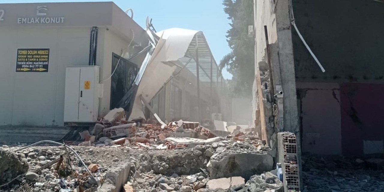 Ağır Hasarlı Binanın Duvarı İş Yerinin Üzerine Yıkıldı