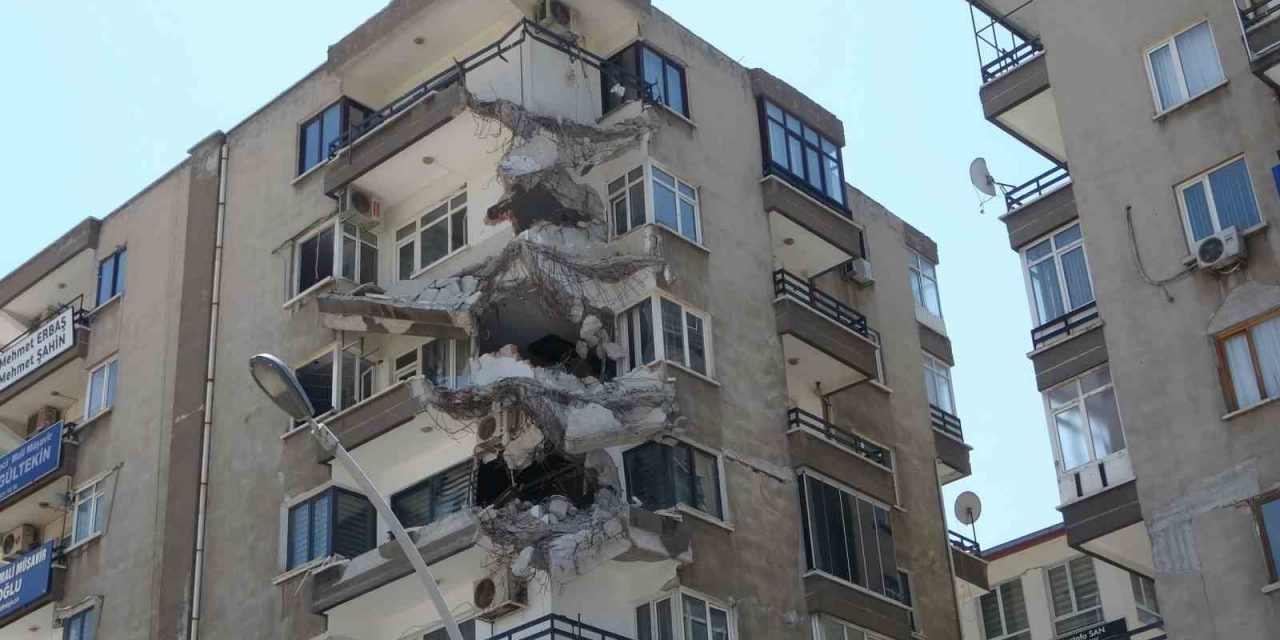 Malatya’da Bir Bölümü Yıkılan Bina Tehlike Saçıyor