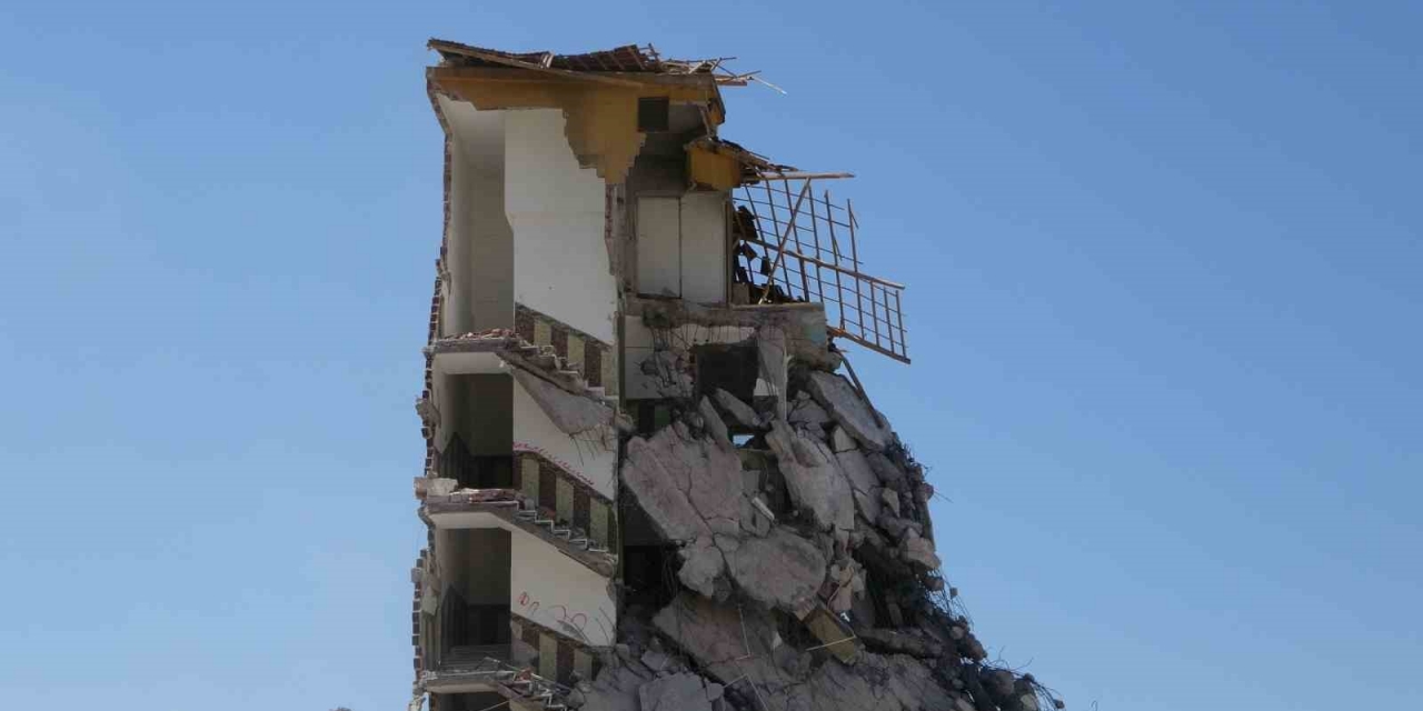 1 Günde Üç Depremle Sarsılan Malatya’da Ağır Hasarlı Binaların Yıkımlarına Hız Verildi