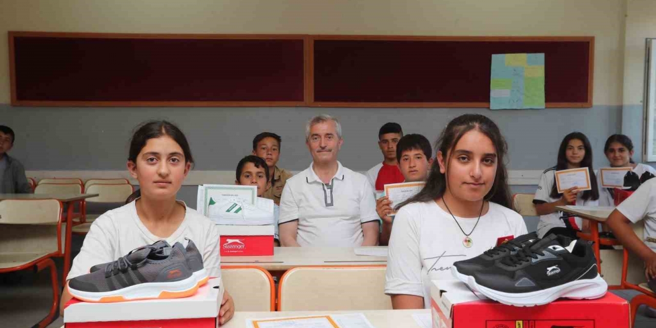 Öğrencilere 1 Milyondan Fazla Spor Ayakkabısı Hediye